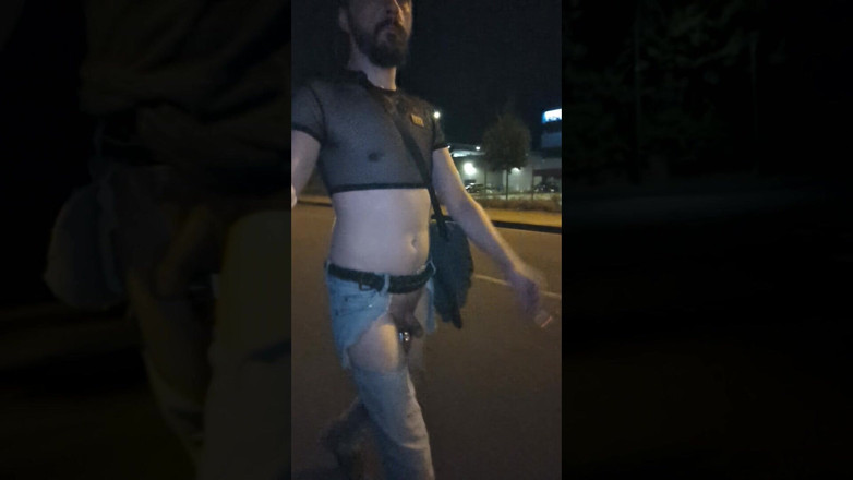 kinkygaynudist: Geceleri Tek Başına Yürüyor - Ama Birinin Izlediğini Biliyor