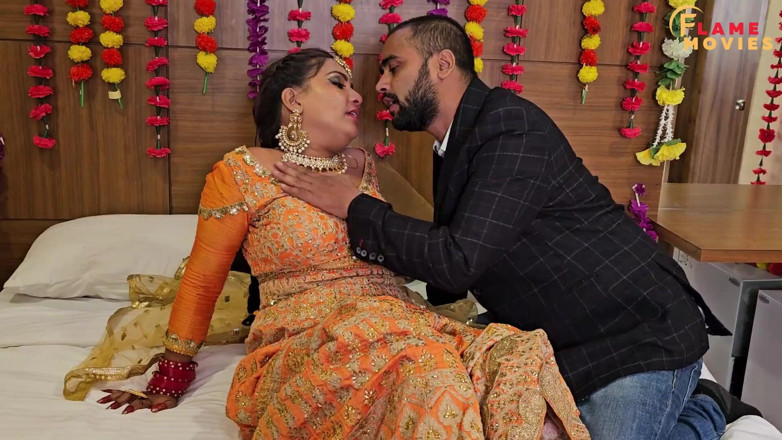 DesiHeat Studio: Razia Bhabhi fick sin tajta fitta och jungfru fitta knullad...