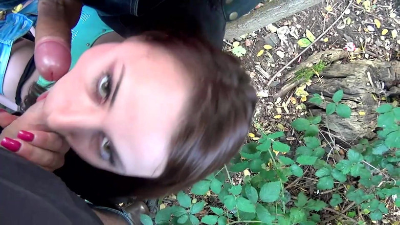 Teen clips and best blowjobs: Cewek sange ini di-gangbang habis-habisan di luar ruangan