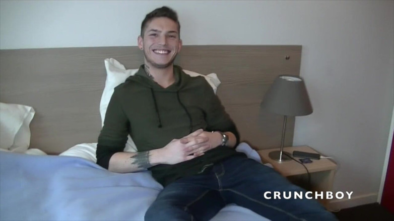 Kinky Bareback Boys: Leo fucked by sexy young striaght dude curious