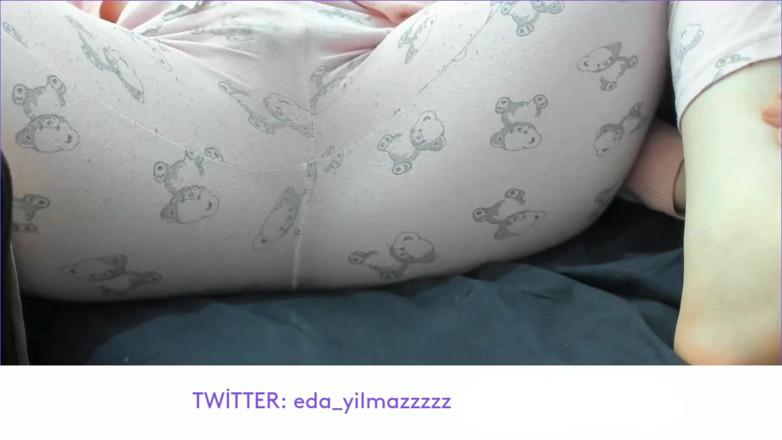 bigass_sexy_bigboobs: Masturbation en pyjama - caresse de chatte en pyjama