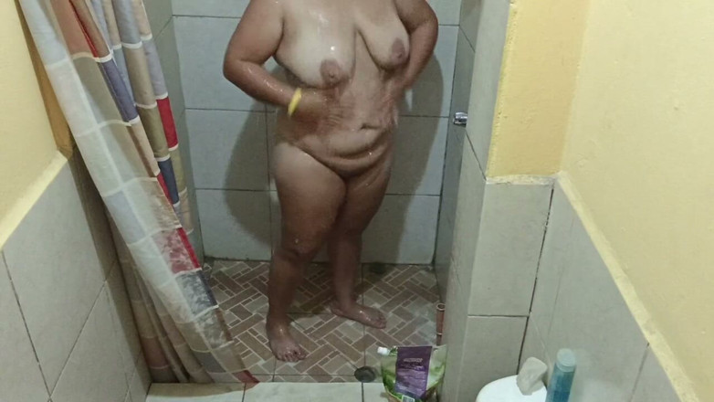 Stepmom_with_big_tits: อาบน้ํานี่จบลงด้วยสุดฮอตเพราะนมฉันรู้สึกดีมาก
