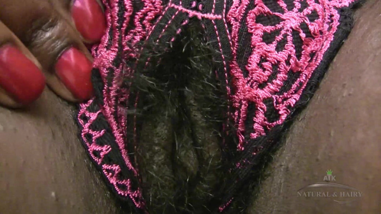 ATK Hairy: Sô cô la đen và nhiều lông thay đồ lót của cô ấy