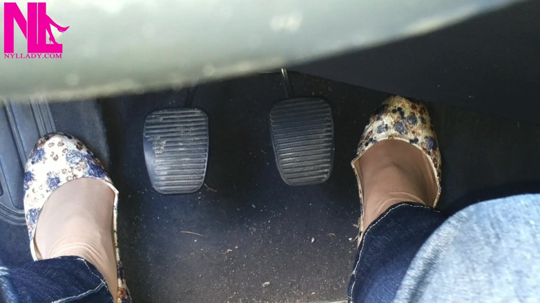Nyllady: Pedal Pumping in Flowered Flats