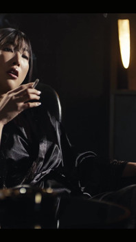 En primer plano: chica japonesa chupa humo mientras chupa la polla - Emiri Momota fumando cigarrillos fetiche