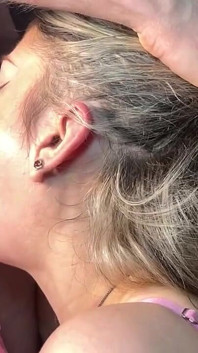 Thổi kèn bằng quần lót màu hồng