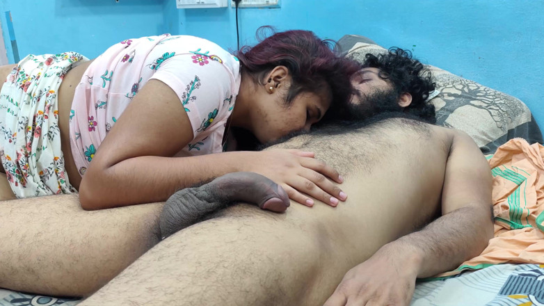 Vaigavarun45: Gadis ini lagi asik jilat dan mesra-mesraan sama cowok berotot