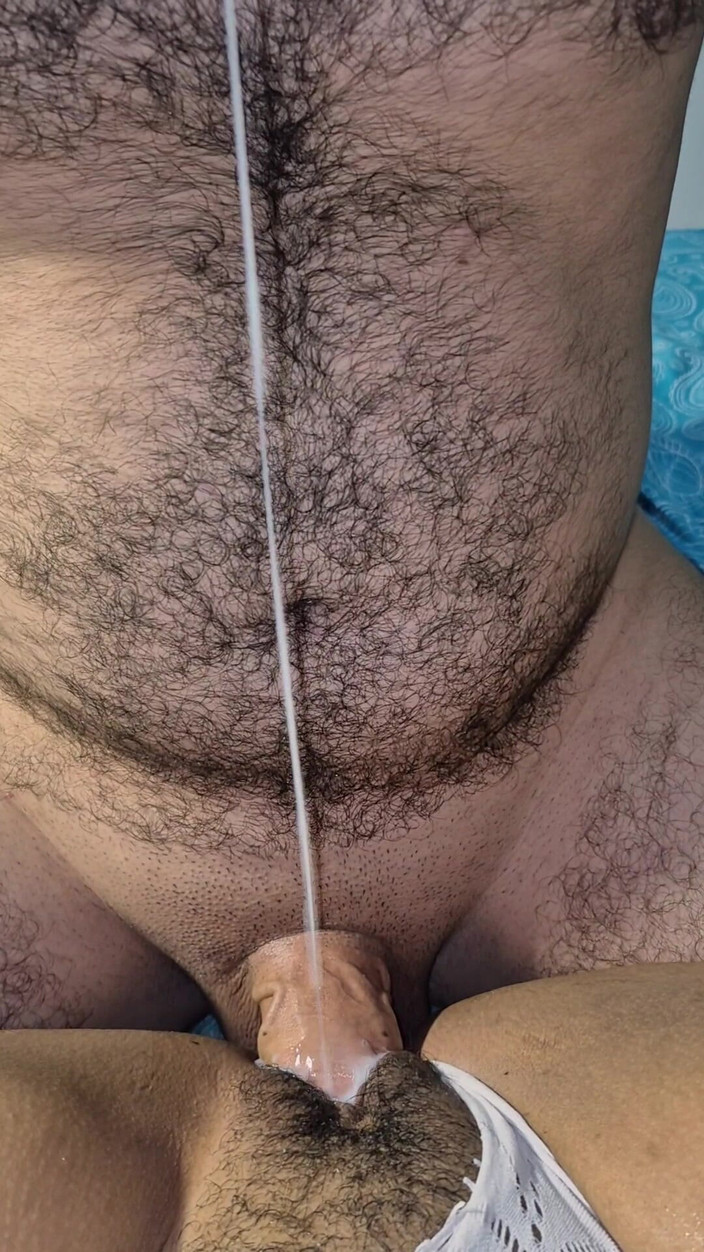 Pikaa6: 我舀出奶，吸吮着，用它当润滑剂，把他的阴茎塞进我的阴道