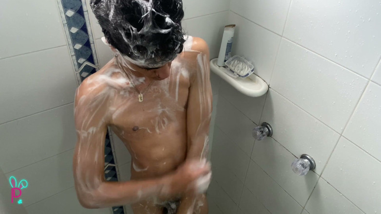 Isak pervert: Caldo giovane balla nella sua stanza e muove il suo...