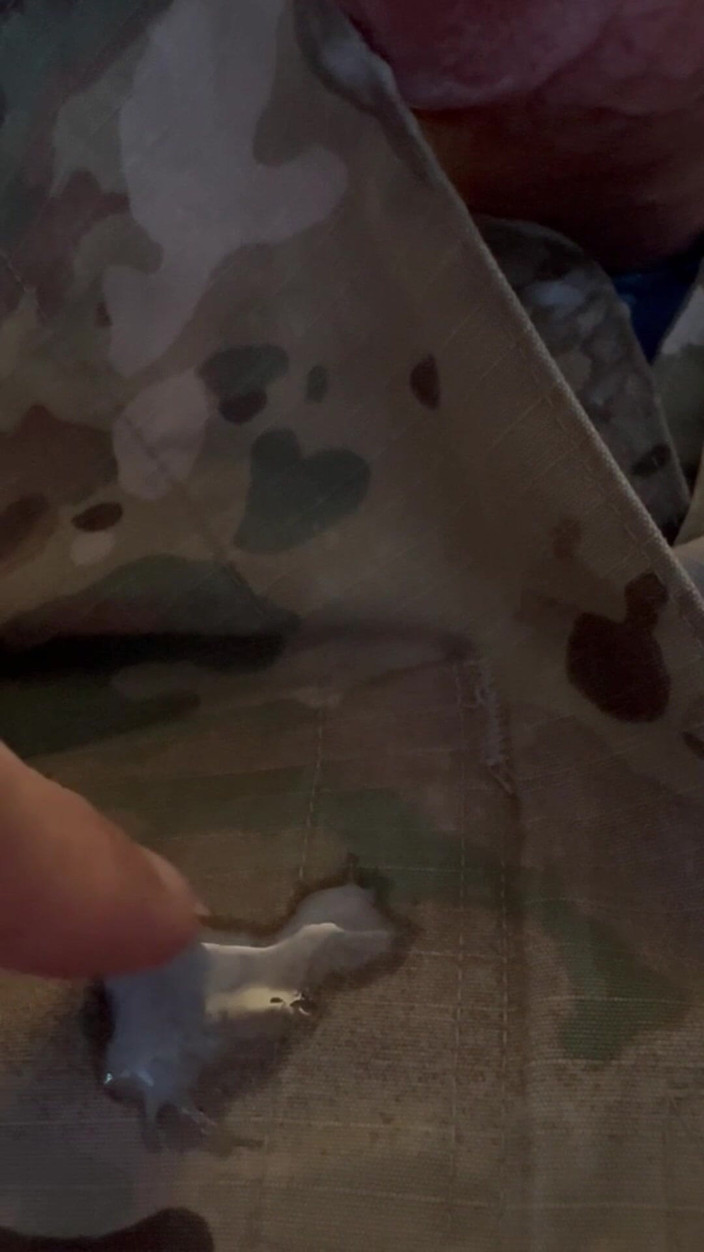 Gay Soldier Stuff: Дрочу на столе Моей Sarge - съемка порций спермы в моей униформе в моих казармах