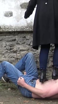Der Sklave wurde mit Gummistiefeln heftig niedergetrampelt