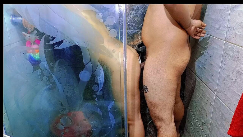 ADYgirls: मेरी सौतेली बेटी के साथ शॉवर में