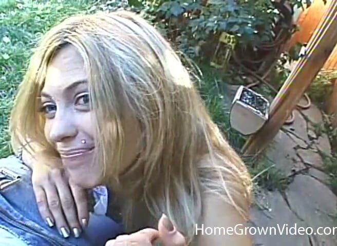 Homegrown Handjob: Seksi Railee arka bahçede elle muamele çekiyor