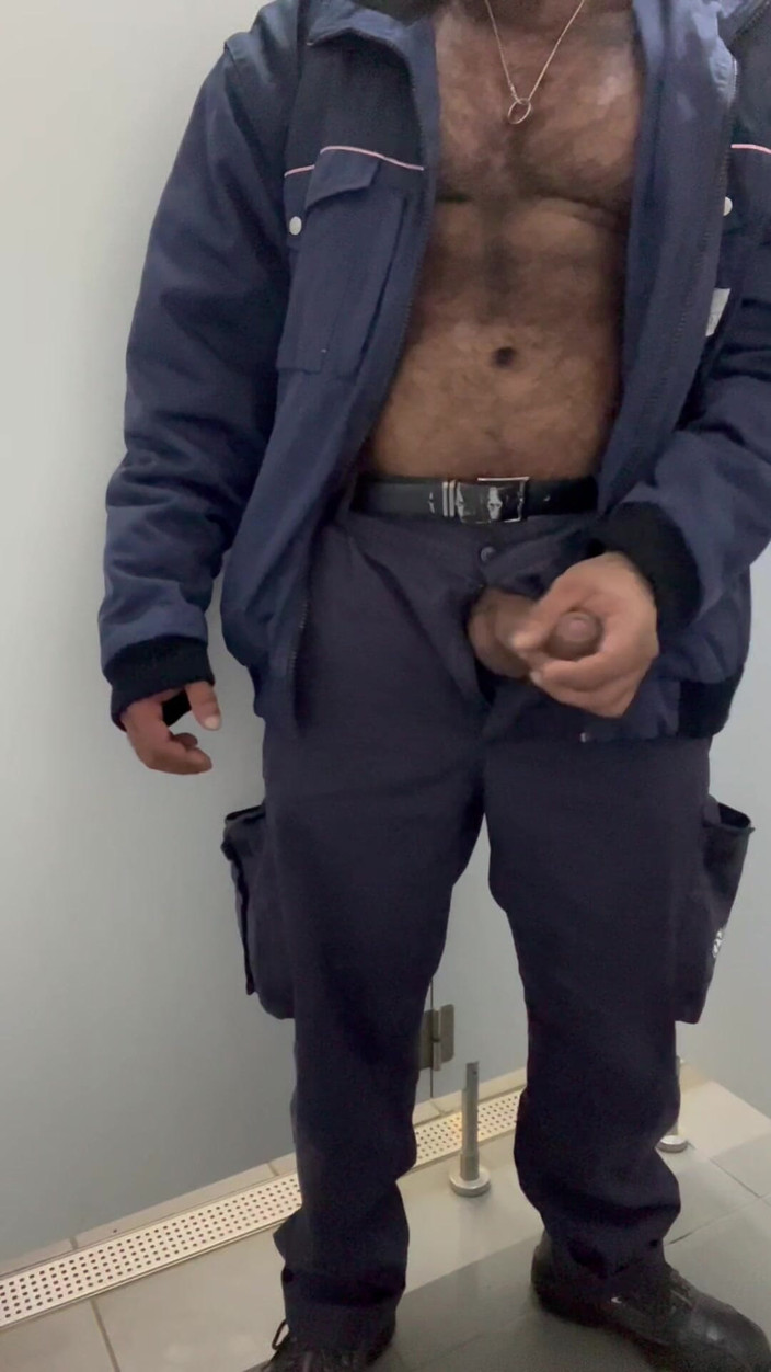 Wesley Fudedor: Beveiliging in zijn werkuniform in een openbaar toilet