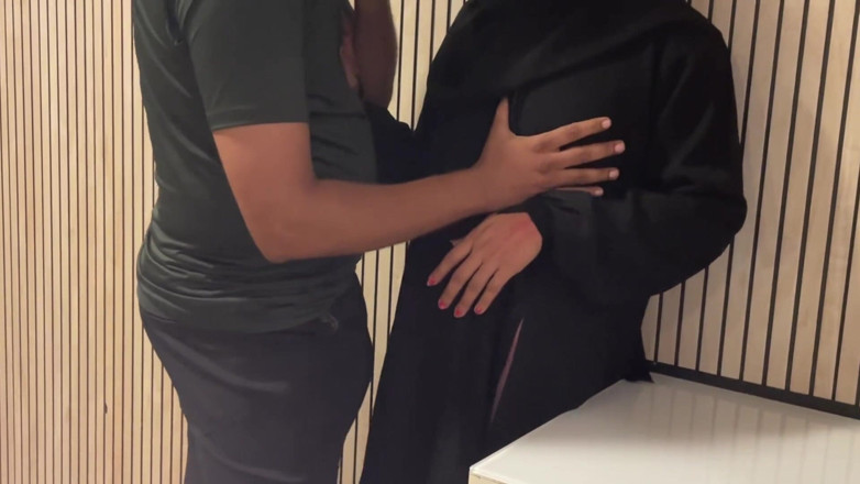 Hot Mumbai: 무슬림 바비 의붓 여동생과 섹스