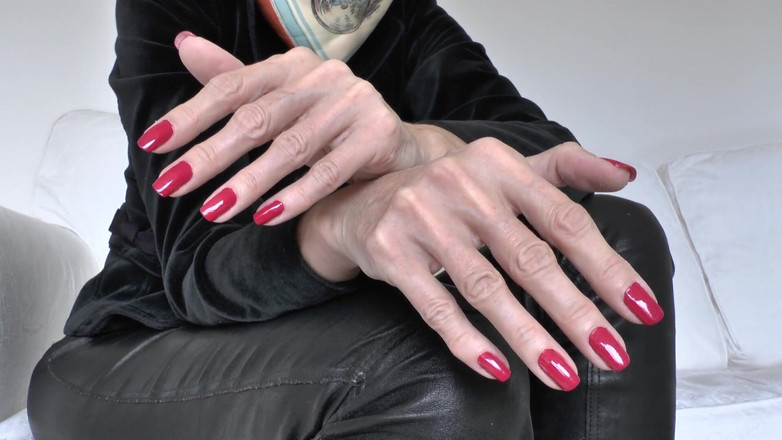 Lady Victoria Valente: 经典红色指甲，维多利亚·瓦伦特夫人