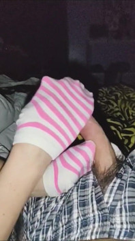 Labă cu sockjob roz și alb - spermă pe șosete
