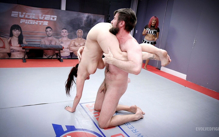 Evolved Fights: Pertandingan Gulat Toket Besar Bella Rossi Vs Chris
