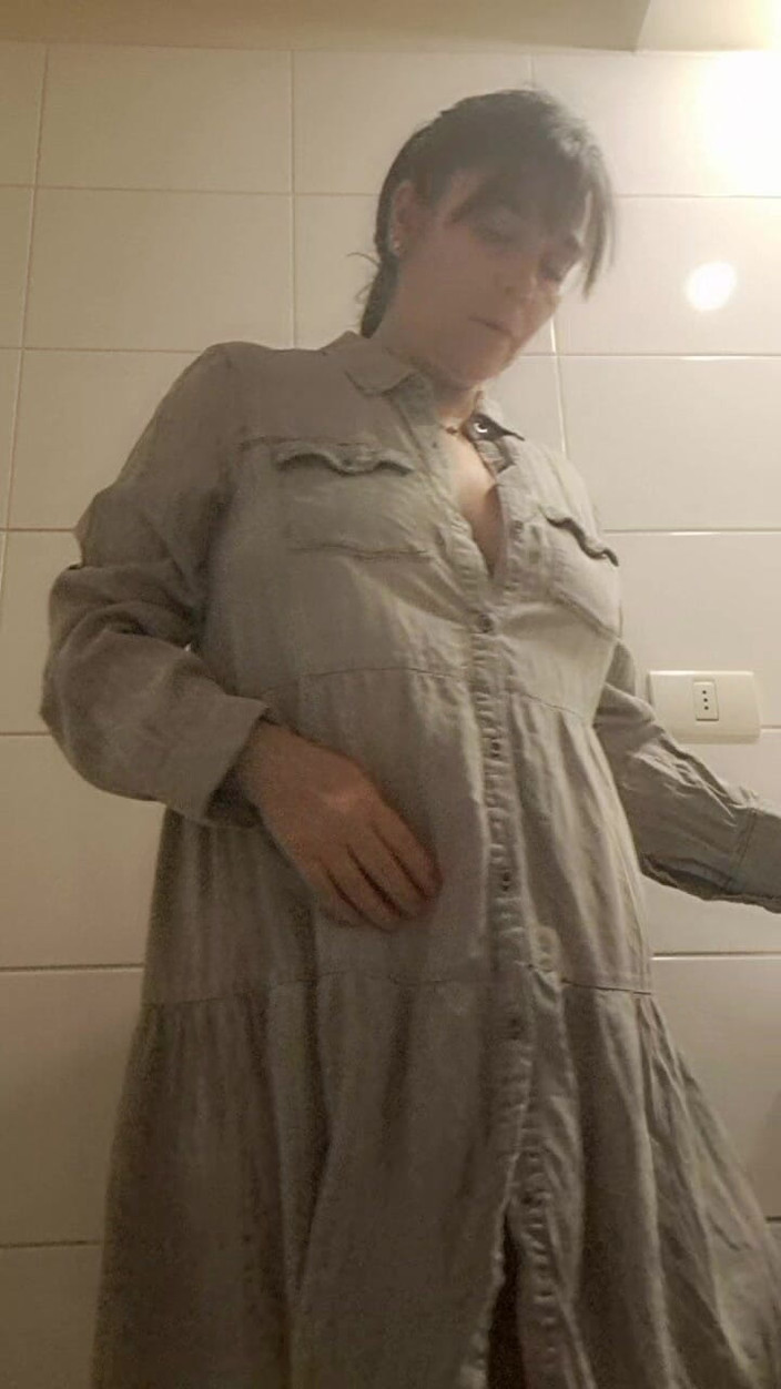 Mommy big hairy pussy: Zralá MILFka se svléká nahá a ukazuje svou chlupatou kundičku