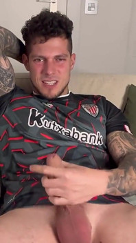 Jugador de fútbol con polla gorda hablando sucio y quiere follarte