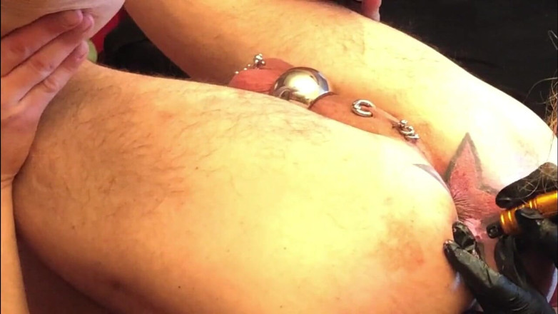 Dominatrix Frida: Tatuaggio anale con stella anale