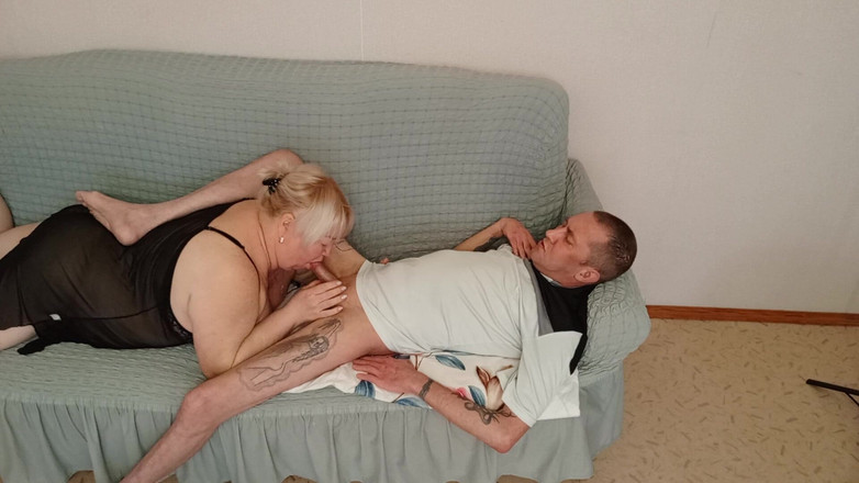 Zona901: Jiran melutut kerongkongnya dengan blowjob mendalam dan menelan air mani