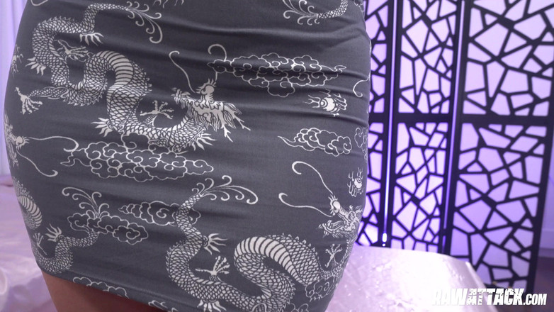 Raw Attack: チャーリー・バレンタインは口、マンコ、足を使ってチンポを崇拝します