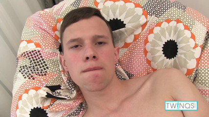 Twin Qs: Aaron, garçon coquin, regarde du porno et caresse sa bite...