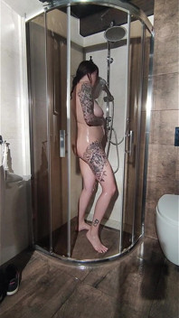 Une ado étroite à gros nichons s’enfile un gode sous la douche