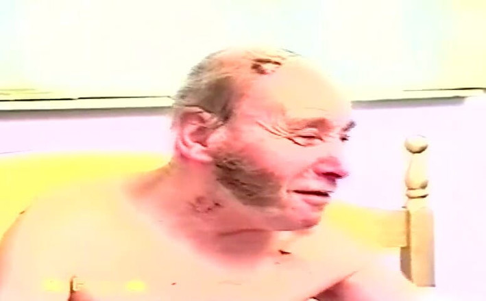 Nasty matures and dirty grannies club: İki seksi kız yaşlı bir adamın yarağına biniyor