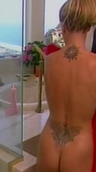 Blondă sexy cu pizdă păroasă este răsfățată în baie