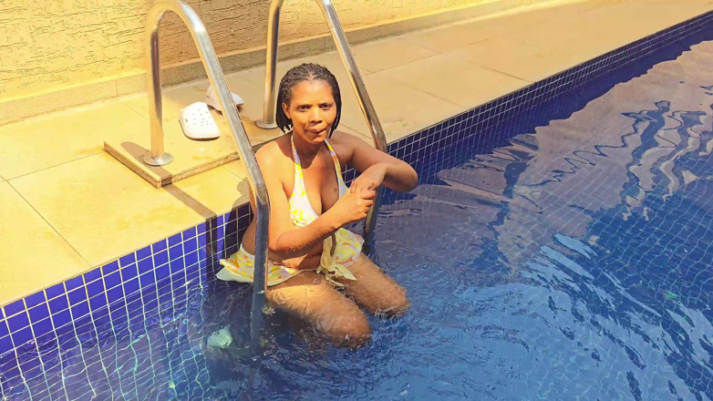 Jocci lena: Își masturbează pizda în piscină