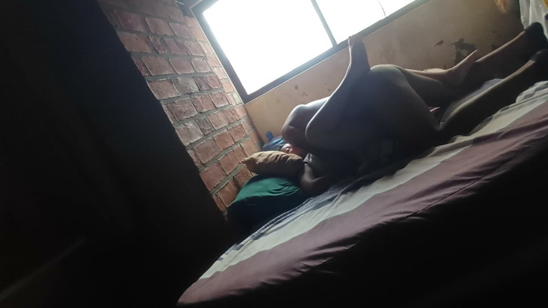 E-Alfa: Soy toda una puta me follan de ladito