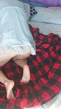 卧室业余夫妇的疯狂性爱。热业余夫妇色情按摩。