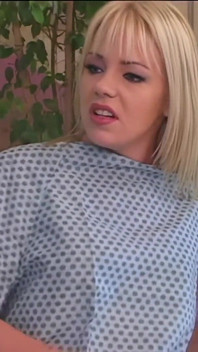 Genç bir Missy Monroe, büyük bir erkeklik tarafından sertçe sevişildi