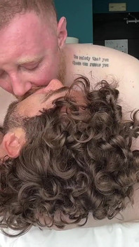 Fondo peludo toma una enorme polla monstruosa de 8 pulgadas de profundidad