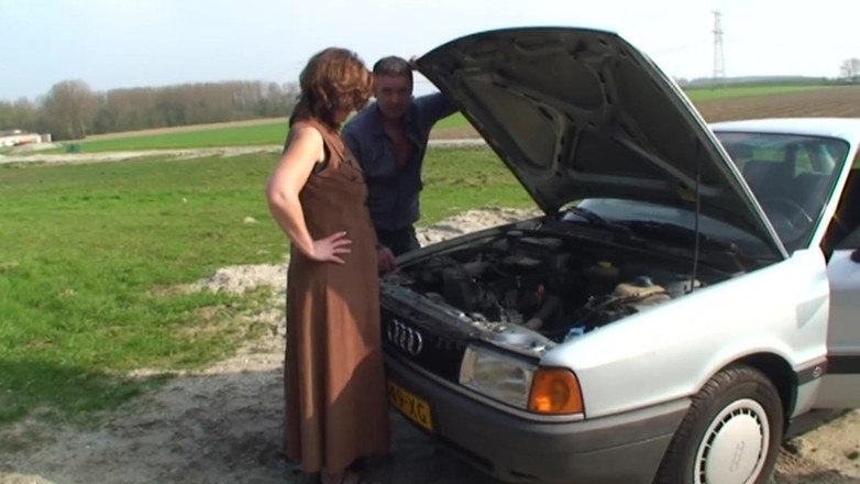 Mature Climax - 100% Mature Videos: Grande morena madura en traje sexy follando afuera