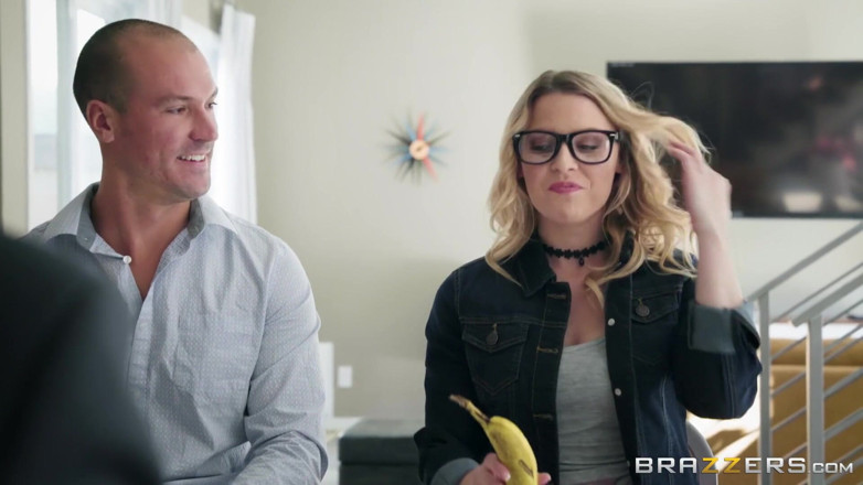 BRAZZERS: Brazzers - Aubrey Sinclair är en kuk hungrig slampa som inte kan...