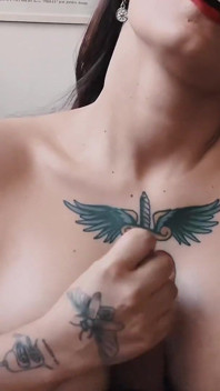 Jeeh Suicide เย็ดควยฉันเสียวมากด้วยนมใหญ่ที่มีรอยสักของเธอจนฉันน้ําแตกทั่วเธอ
