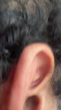 Manusia kecil meneroka badan gergasi itu dan akhirnya dimakan