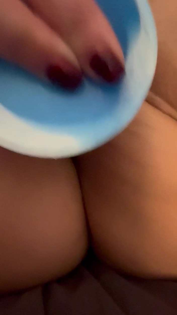 Shhhits our secret: डिल्डो ने खुद को चोदा, फुहार छोड़ी, फिर वह मेरी चूत पर आ गया।