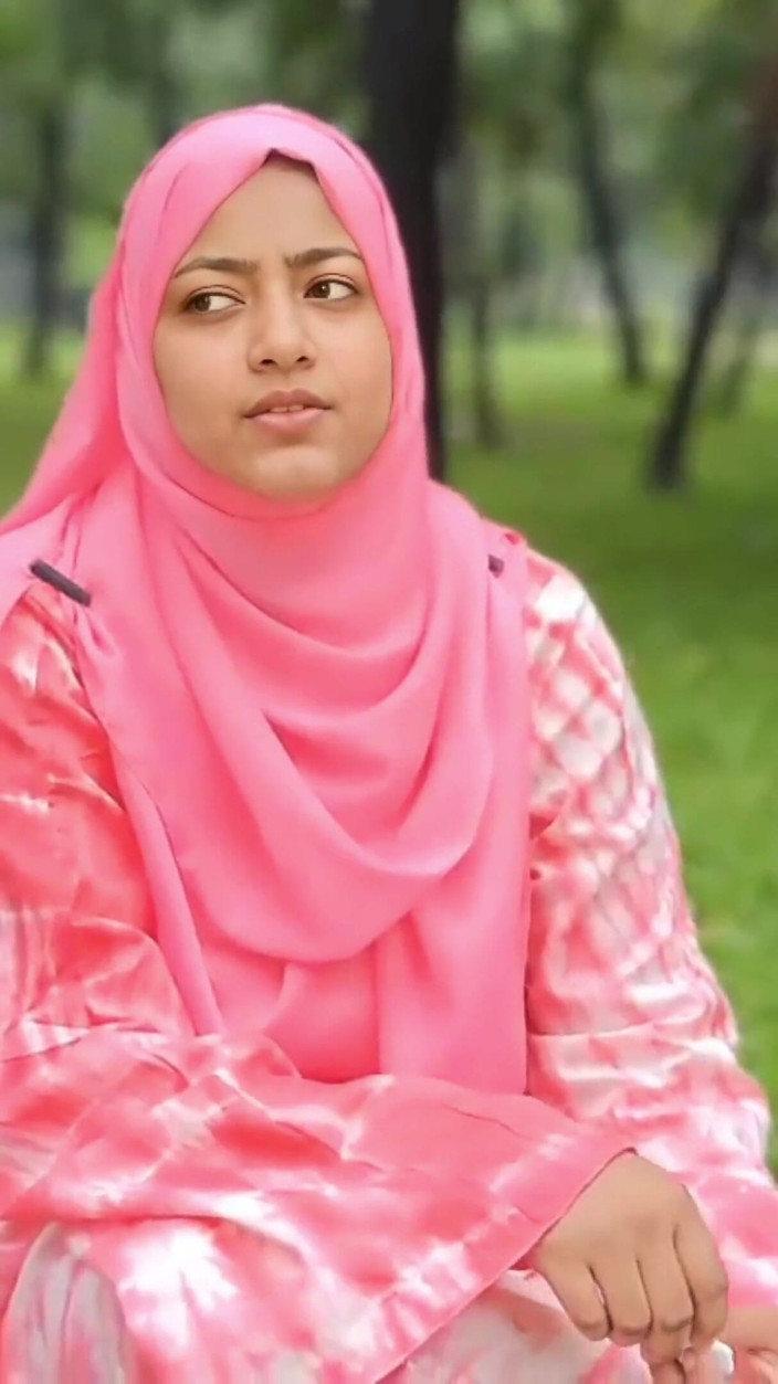 Piya pori: A Girl Sits Alone in the Park, Then She Meets...