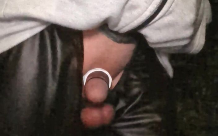 kinkygaynudist: Мужчина-гей выходит на улицу и показывает свой член