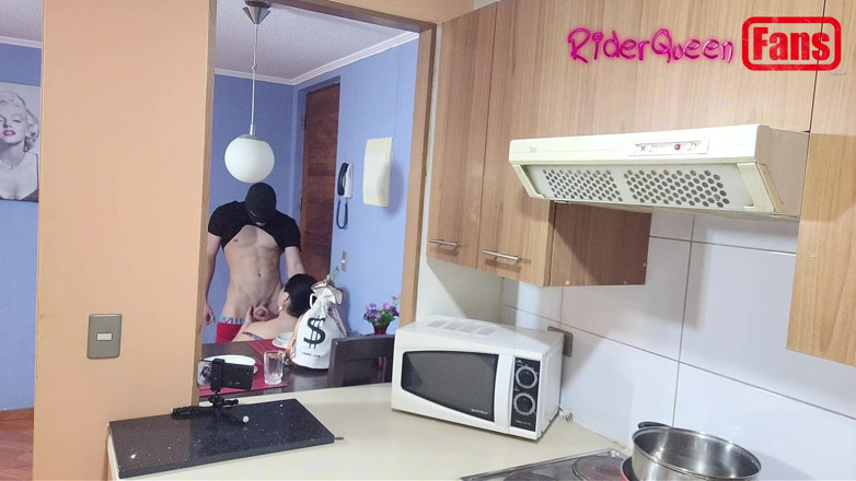 Riderqueen: Video cho người hâm mộ: một chàng trai trẻ đeo mặt...