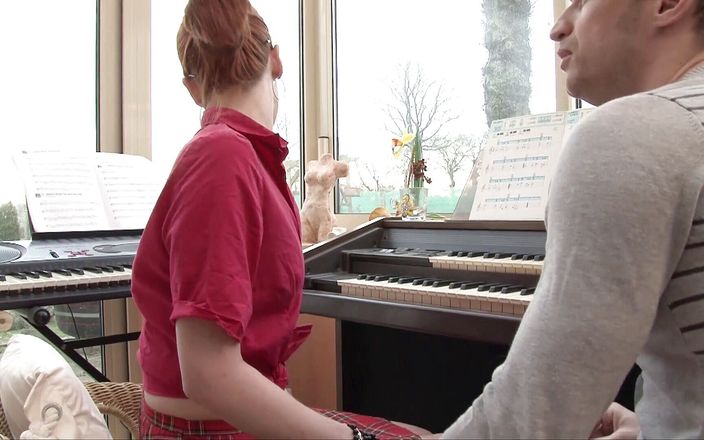 Hot Euro Girls: 그녀의 피아노 선생님에게 따먹히는 생강 십대