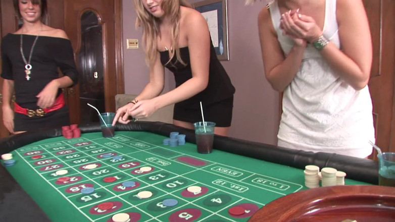 My Favorite Pornstars: Unga damer som spelar strip roulette