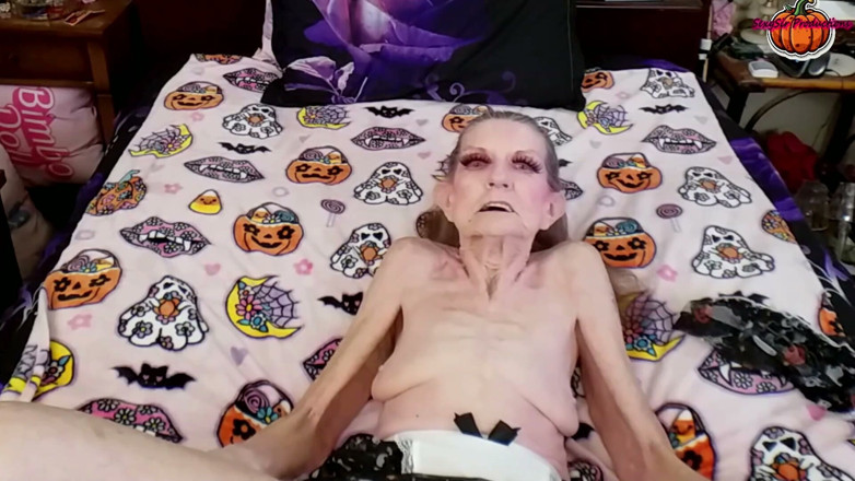 Sexy Sandra N Sir Christopher: GILF služka si drží svou práci sexy Sandra Halloween 2026 Sólo