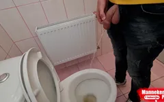 Cara mija em um banheiro público e tira uma selfie