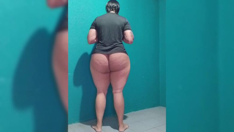 Sissy sapeca studio: Waria dengan penis besar dan tebal, ingin berhubungan seks dan...