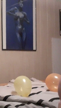 Telanjang dengan Balon